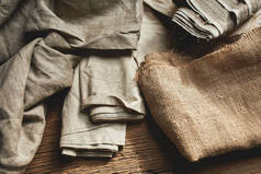 天然面料由有机颜色的亚麻和棉花在卷, 自制的纯纺织品。伯拉普和帆布生态, 乡村, 波霍, 海格装饰