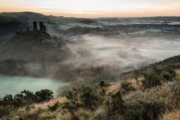 日出时的中世纪城堡废墟与雾的风景