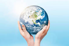 地球在手中。世界环境日的概念。美国航天局提供的这一图像的要素