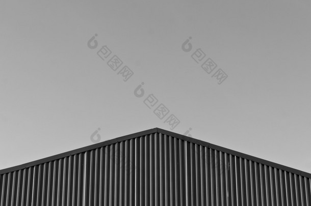 黑色和白色现代仓库屋顶 