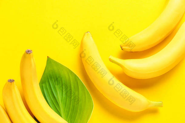 色系背景的成熟香蕉