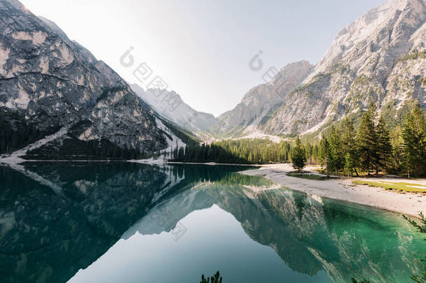 风景秀丽的清澈的湖在山, Braies, <strong>意大利</strong>