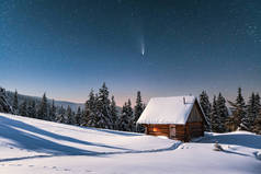 美丽的冬季风景，雪山木屋林立