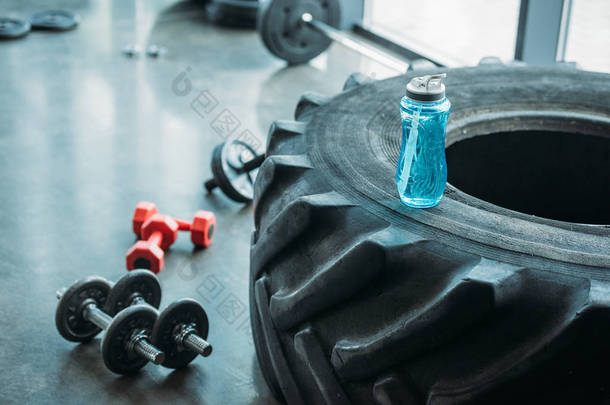 体操轮胎训练中不同哑铃、abs 辊和水瓶的特写观察