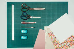 纸和剪刀用文具刀制作剪贴簿明信片的顶部视图