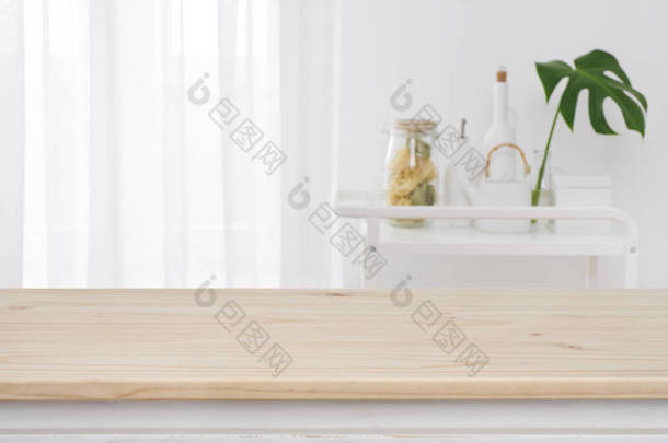 模糊的厨房<strong>窗户</strong>, 货架背景与木制桌面在前面