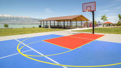 框架室外篮球场与野餐亭和操场的背景