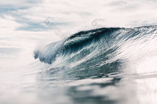 理想的海浪。打破桶波和阳光