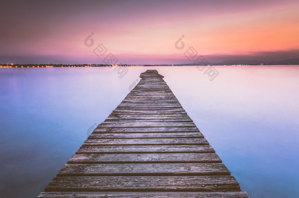 长木码头上在日落时加尔达湖