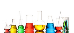 不同实验室玻璃器皿与颜色液体和孤立在白色的反射