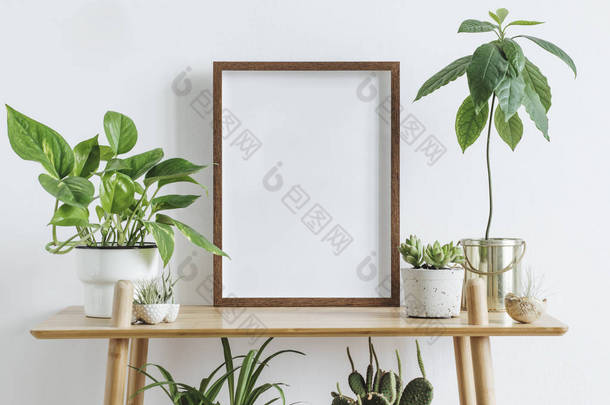 斯堪的纳维亚房间内部与模拟相框在棕色竹架上与美丽的植物在不同的嬉皮士和设计锅。白色的墙壁现代<strong>花卉</strong>概念的货架.