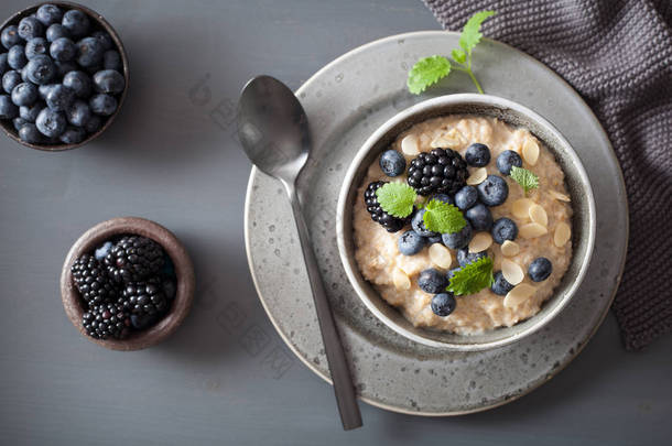 健康早餐钢丝切燕麦粥与蓝莓双语法例咨询委员会