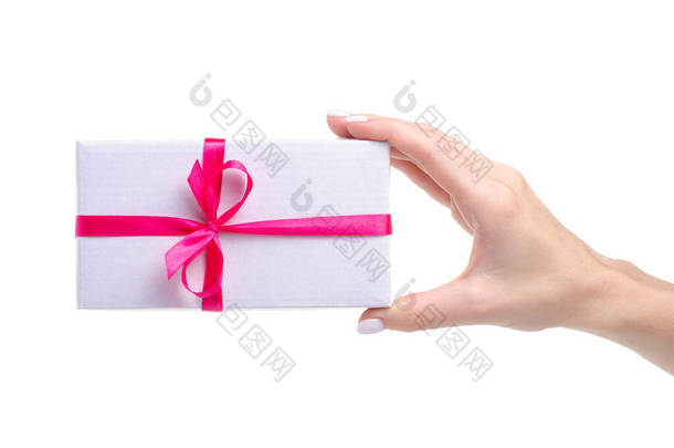 手上拿着粉红缎带弓形礼物的白色盒子