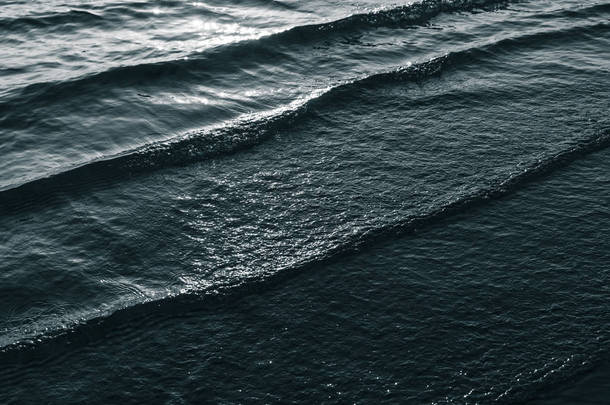 平静的水中的小浪 