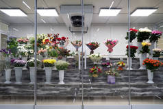 在有空调的特别冷藏室里出售的花。 鲜花用冰箱
