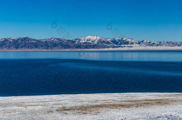  中国新疆伊犁雪山背景<strong>冰冻</strong>赛里木湖湖