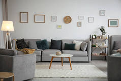 现代客厅内饰舒适的沙发和小桌子