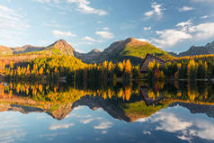高塔特拉山国家公园Strbske pleso湖的风景秀丽的秋景