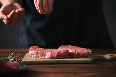 烹饪猪肉肉的屠夫 