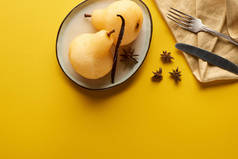 酒后梨子味道鲜美，盘中茴香接近餐具，餐巾呈黄色背景