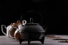 还活着的茶卡。不同品种的茶叶和茶壶。喝茶的概念。茶式菜单.