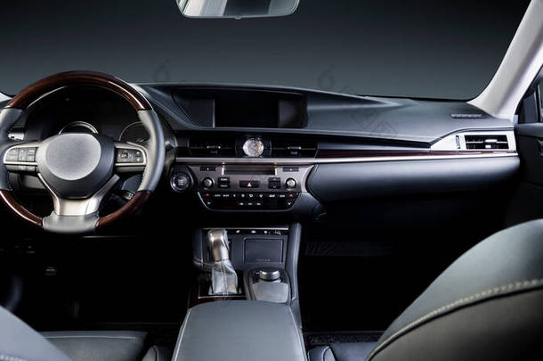 深色豪华轿车内置方向盘,换档杠杆和仪表盘.车在里面米色舒适<strong>座椅</strong>，方向盘，仪表盘，气候控制，速度计，显示器.