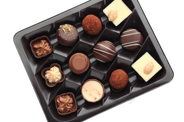 <strong>盒子</strong>里有白色背景的美味巧克力糖果