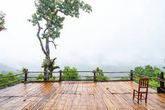 亚洲的天井和椅子木山景，泰国清迈的多伊琅岛雨后