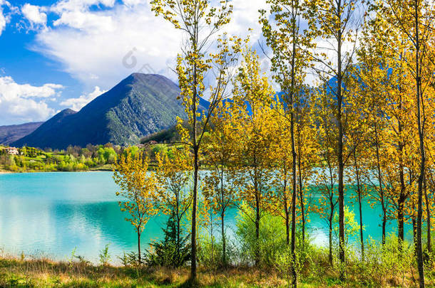 美丽的秋景与绿松石湖 Lago di 卡斯特圣文森佐，莫塞，意大利.