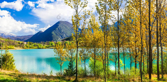 美丽的秋景与绿松石湖 Lago di 卡斯特圣文森佐，莫塞，意大利.