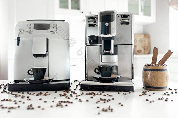 家庭厨房配有两台咖啡机，配有带咖啡豆的木制容器.