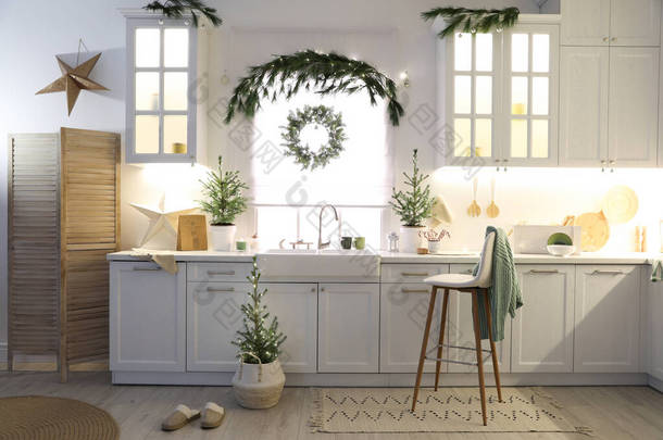 厨房里的小圣诞树和节日装饰