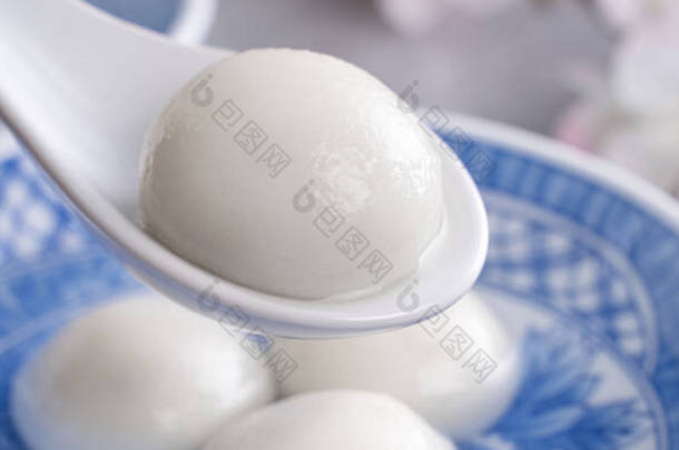 将元宵汤圆（糯米团）关在花盘上的碗里，作为中国元宵节的食物.