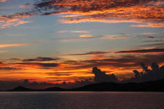 美丽的橙色云彩在蓝色天空在晚上海景