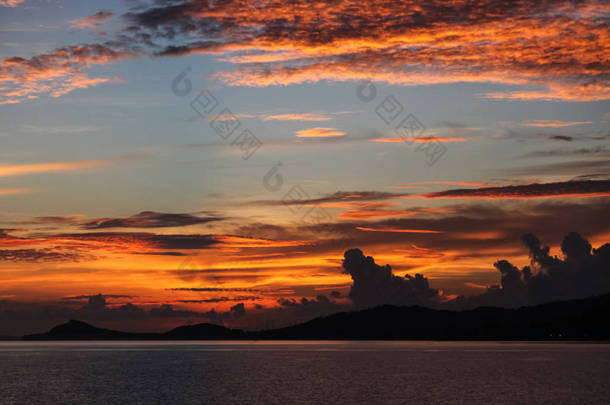 美丽的橙色云彩在蓝色天空在晚上海景