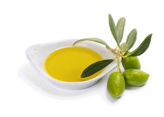 在白色陶瓷碗和绿果绿叶橄榄树枝条中，用橄榄油包裹，在白色背景下隔离. 
