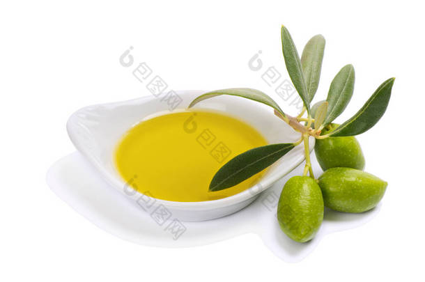 在白色陶瓷碗和绿果绿叶橄榄树<strong>枝条</strong>中，用橄榄油包裹，在白色背景下隔离. 