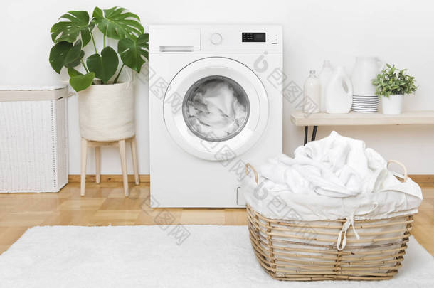 洗衣机和篮子里的洗衣房,彩色内饰