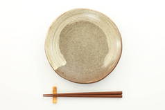 用筷子的空盘子