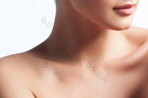 年轻女子的锁骨、<strong>脖子</strong>和嘴唇特写。美容美发和护肤美容外科和整形外科