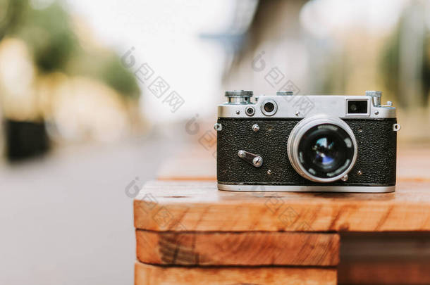 木制表面特写上的复古相机