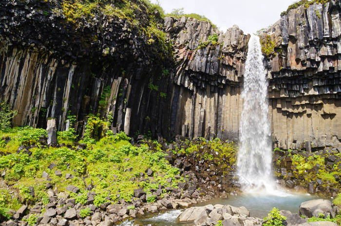 Svartifoss 瀑布被黑暗的熔岩柱子包围, 冰岛