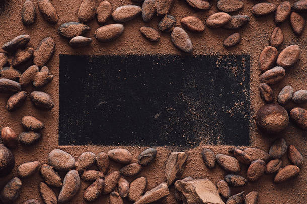 被磨碎的巧克力覆盖的可可豆周围的空表面的高视图 