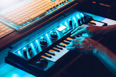 男音乐家用手弹奏合成器键。音乐概念