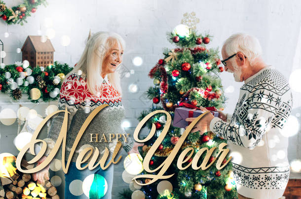 老人抱着礼品盒，站在圣诞树旁，兴奋的妻子张开双臂，快乐地写着新年的信  