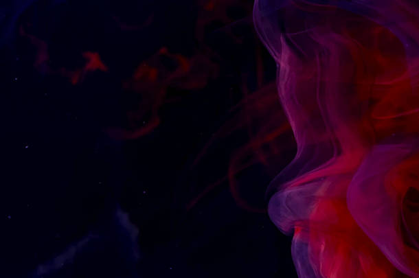 红色和紫色水彩油墨在黑色<strong>底色</strong>的水中.彩色的空间背景。摘要背景。时尚的趋势屏幕保护程序.