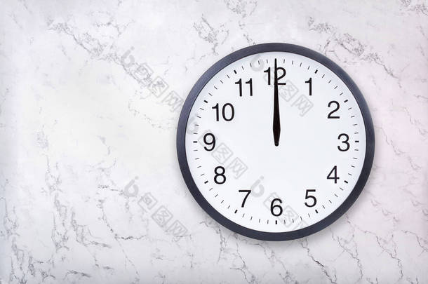挂钟显示12点钟上的白色大理石纹理。办公室时钟显示中午或午夜