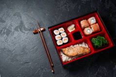 带有筷子的日本便当午餐盒
