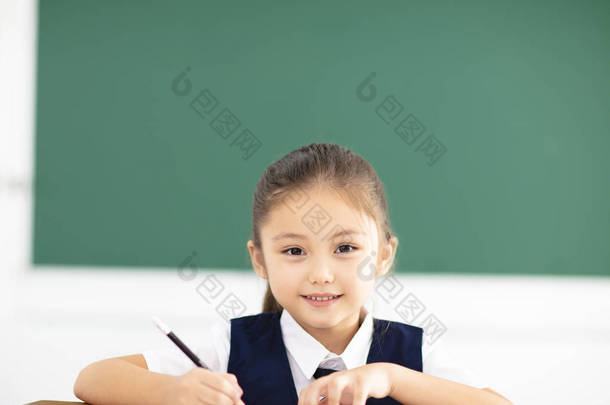 快乐的小女孩在教室里做<strong>作业</strong>