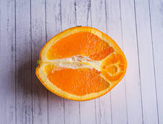 新鲜成熟的橙子，水滴在深色木材背景上，橙子果实背景上.